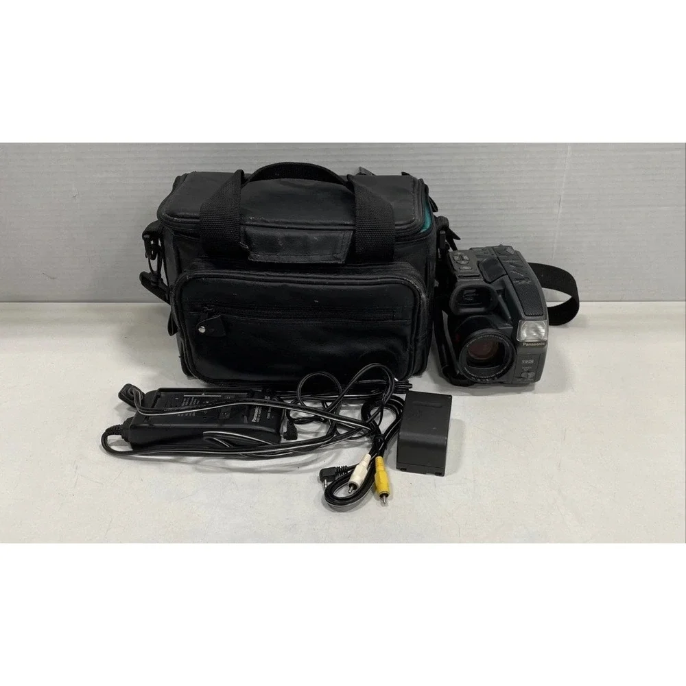 Panasonic Palmcorder IQ PV-D406 VHS-C Camcorder 22x Digital Zoom‎ EIS Bundle Bag